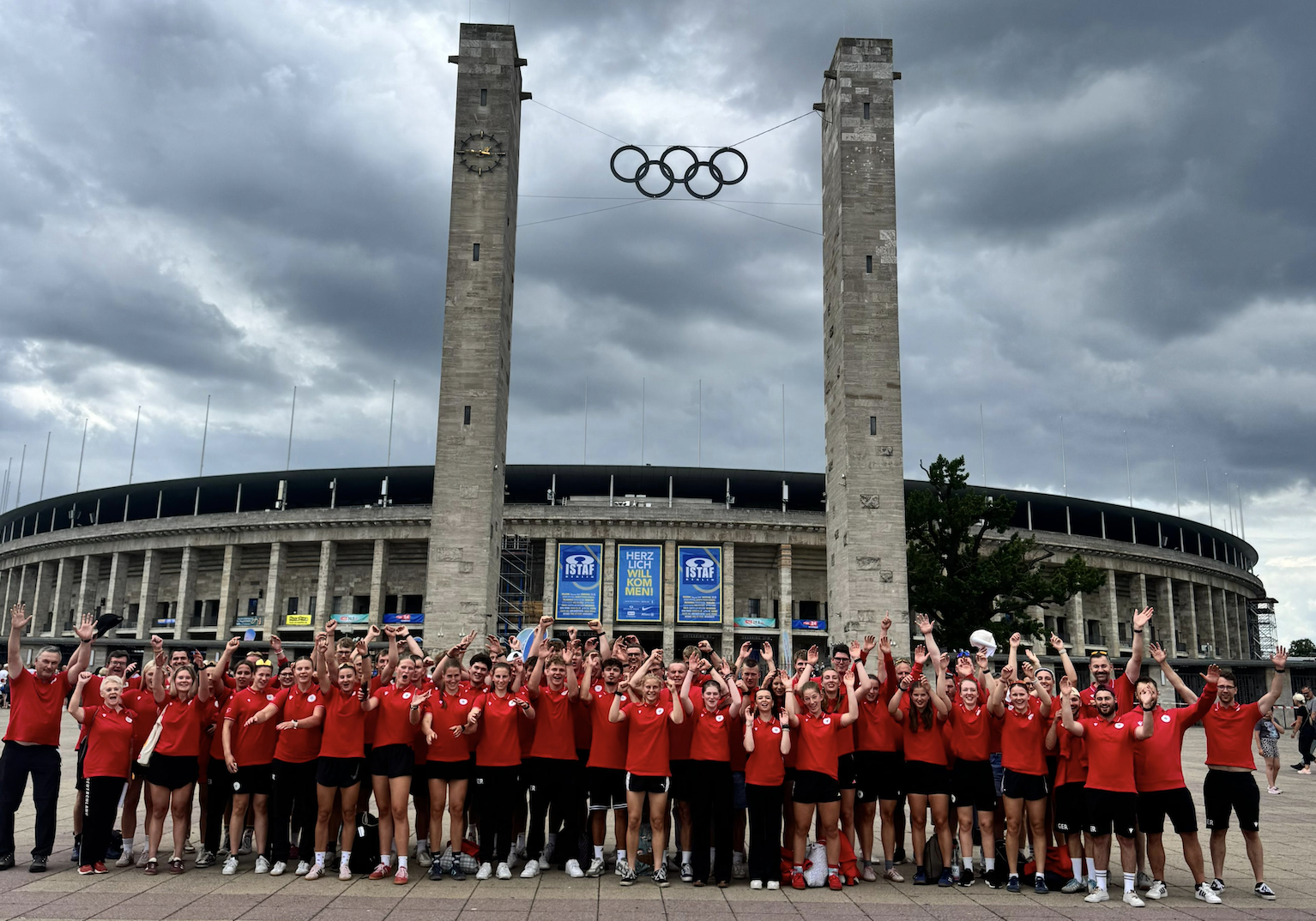 Die deutsche U19-Nationalmannschaft vor dem Olympiastadion in Berlin